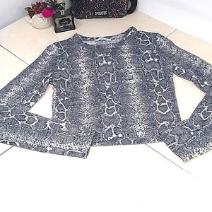 🔴Zara Trafaluc Gray & White Snakeskin Half Top